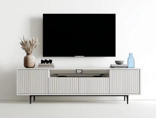 Biała szafka pod telewizor z ryflowanymi frontami i czarnymi nogami, 180 × 40 × 55 cm